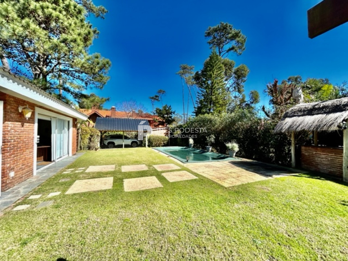 Casa ID.916 - Mansa, excelente ubicación con 4 dormitorios y 3 baños