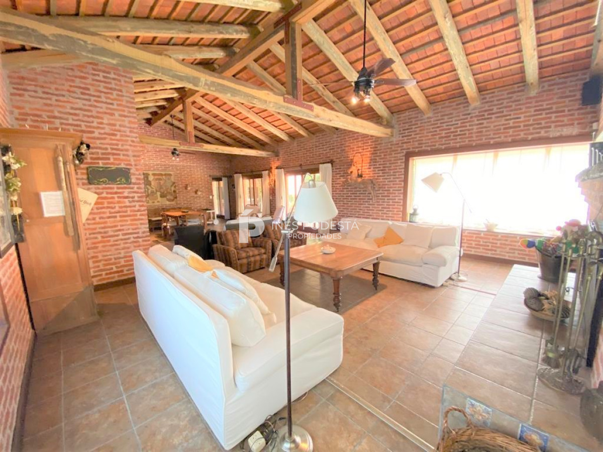 Casa ID.516 - Casa con 4 dormitorios y dep. de servicio con piscina a 100 mts mar