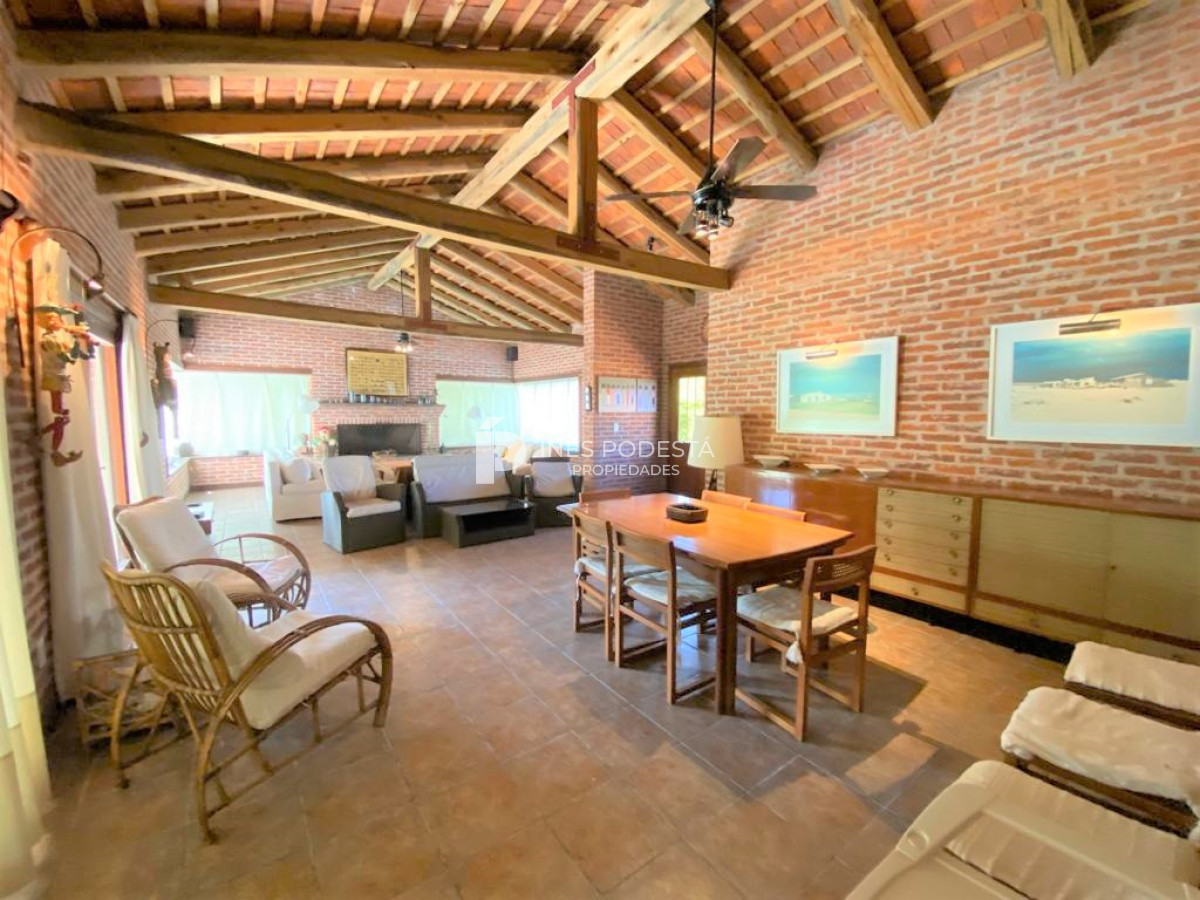 Casa ID.516 - Casa con 4 dormitorios y dep. de servicio con piscina a 100 mts mar