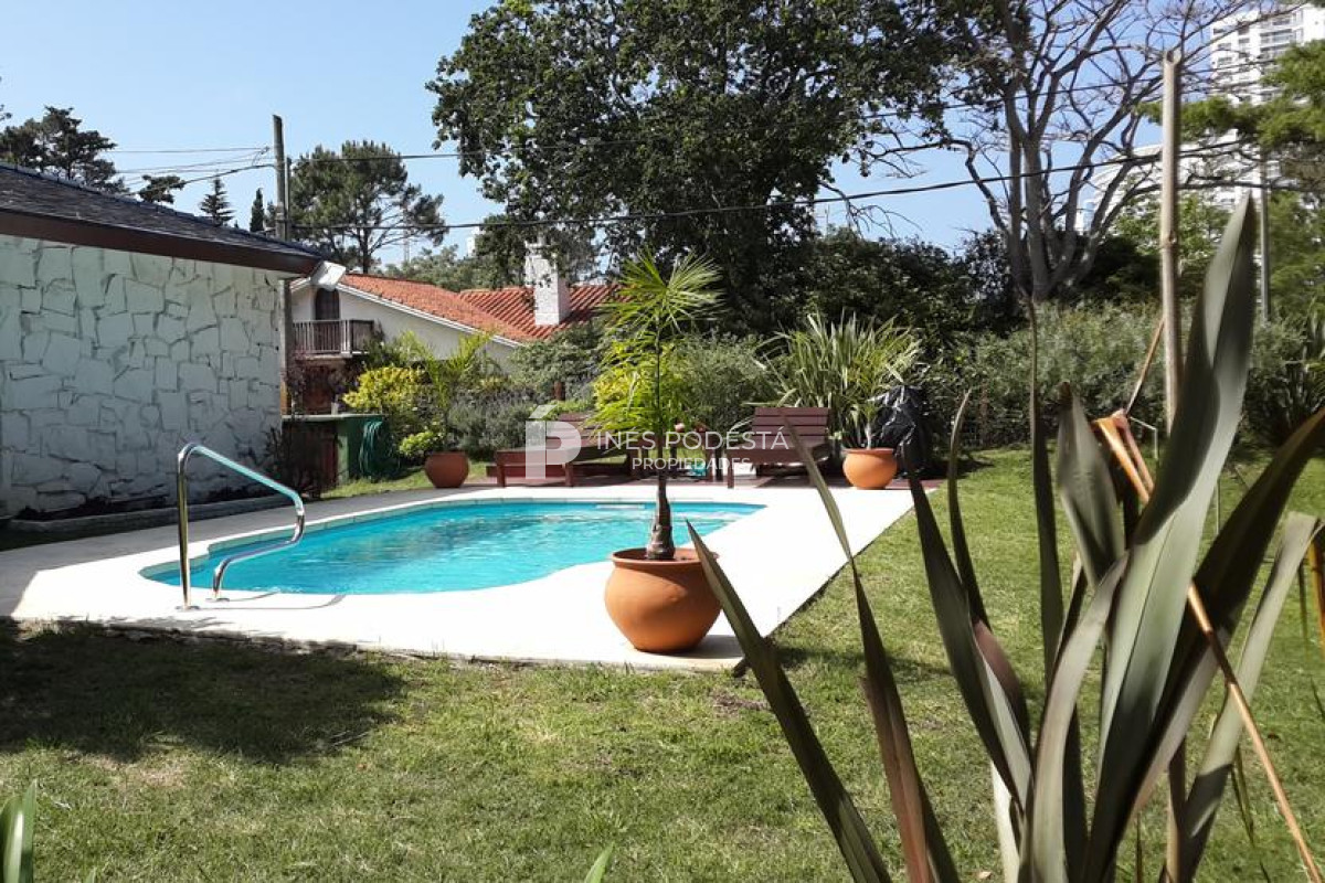 Casa ID.2966 - Mansa, próximo al mar y al Shopping