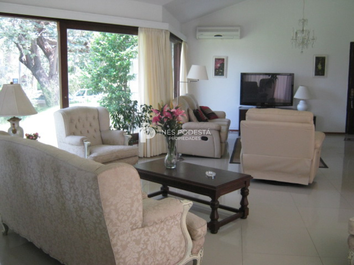 Casa ID.2966 - Mansa, próximo al mar y al Shopping