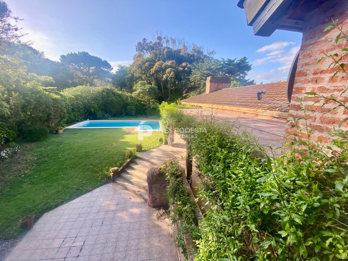 Casa ID.516 - Casa con 4 dormitorios y dep. de servicio con piscina a 100 mts mar