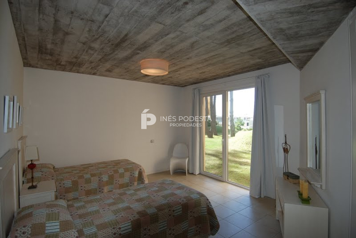 Casa ID.6180 - LAGUNA BLANCA con 5 dormitorios y dependencia de servicio, piscina