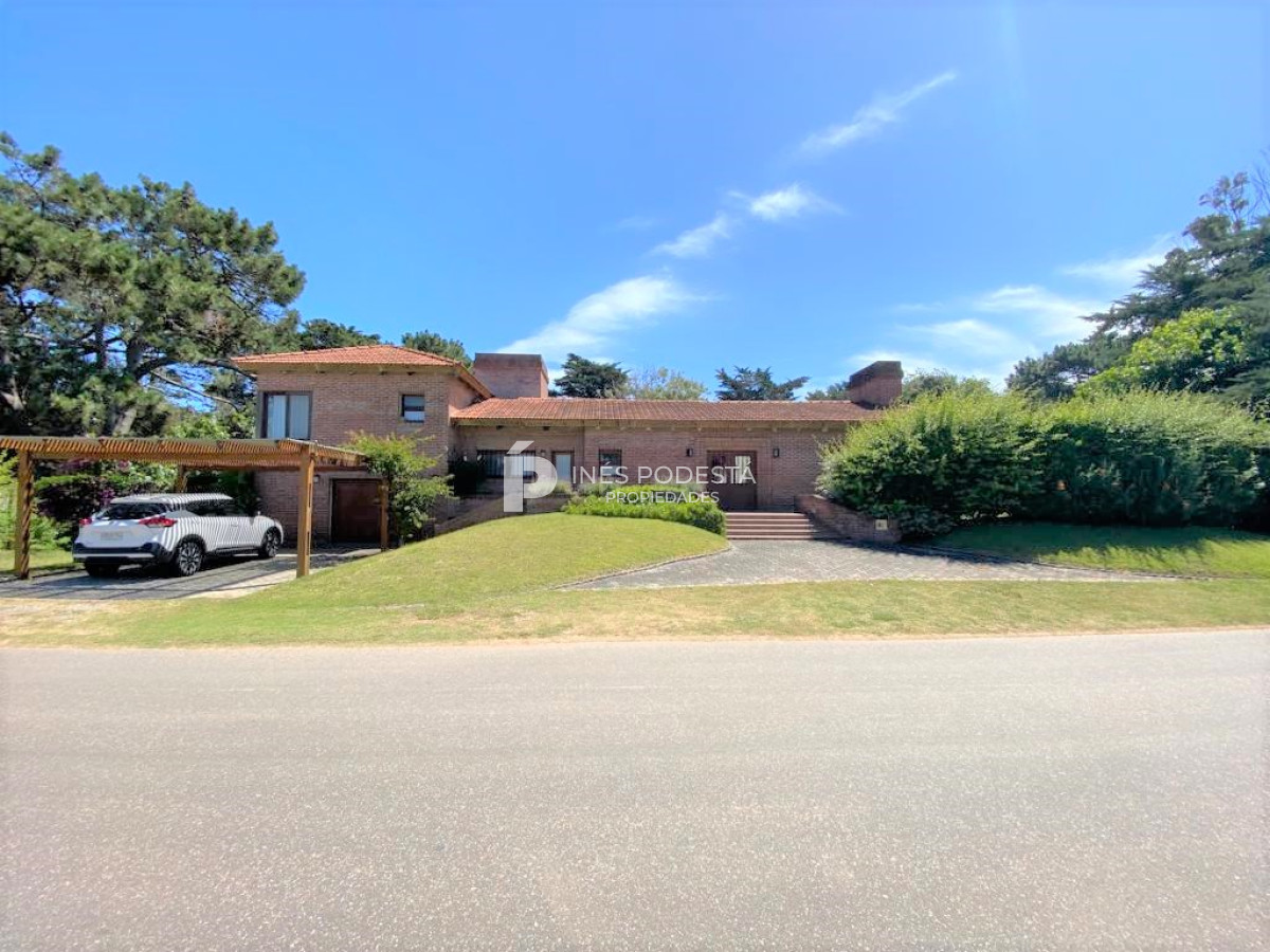 Casa ID.516 - Casa con 4 dormitorios y dep. de servicio con piscina a 100 mts mar