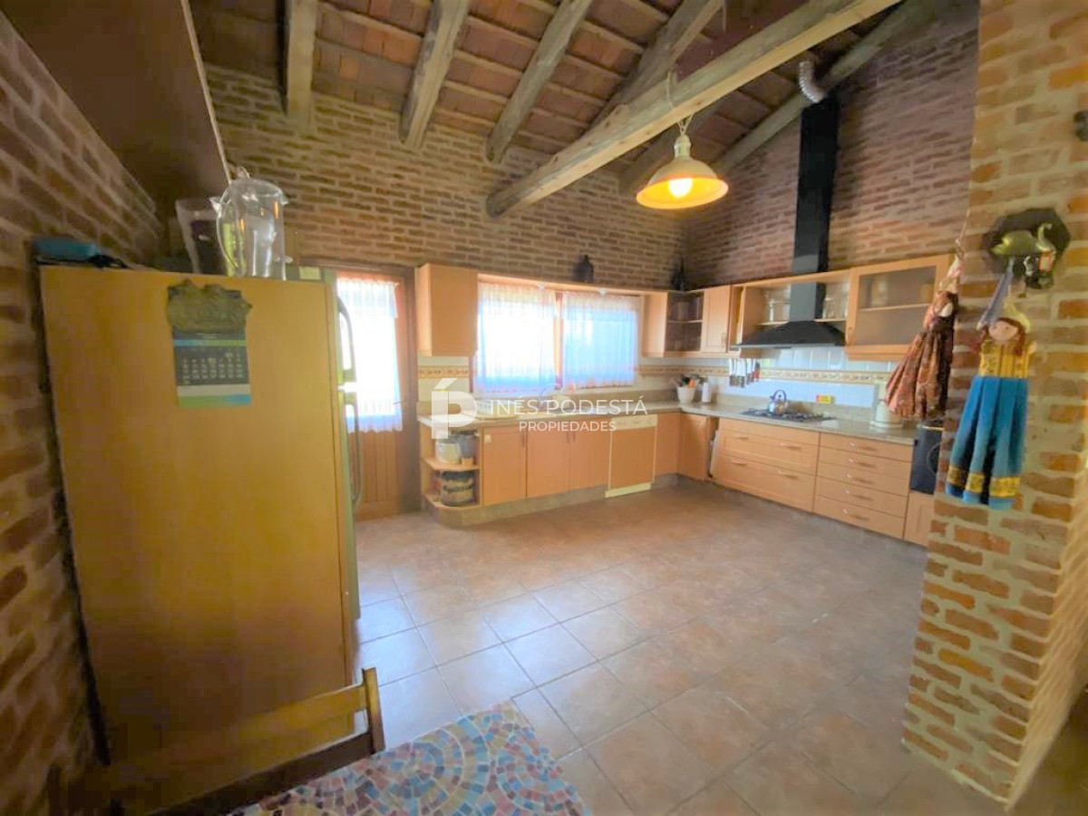Casa ID.516 - Casa con 4 dormitorios y dep. de servicio con piscina a 100 mts mar