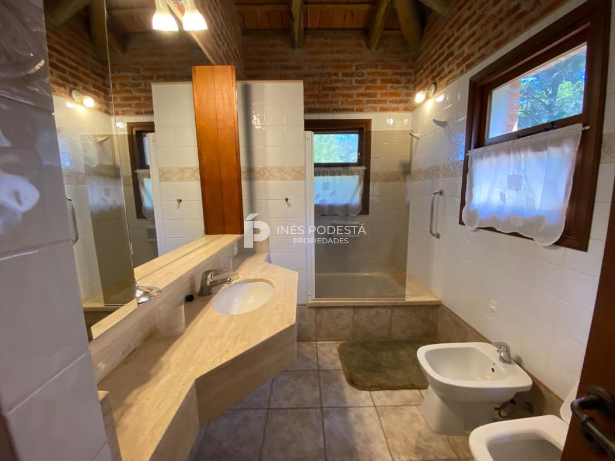 Casa ID.516 - Casa con 4 dormitorios y dep. de servicio con piscina a 100 mts mar