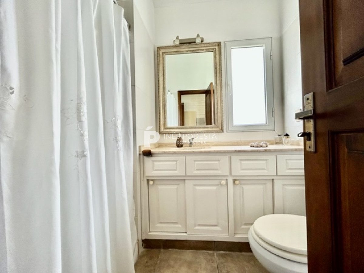 Casa ID.916 - Mansa, excelente ubicación con 4 dormitorios y 3 baños