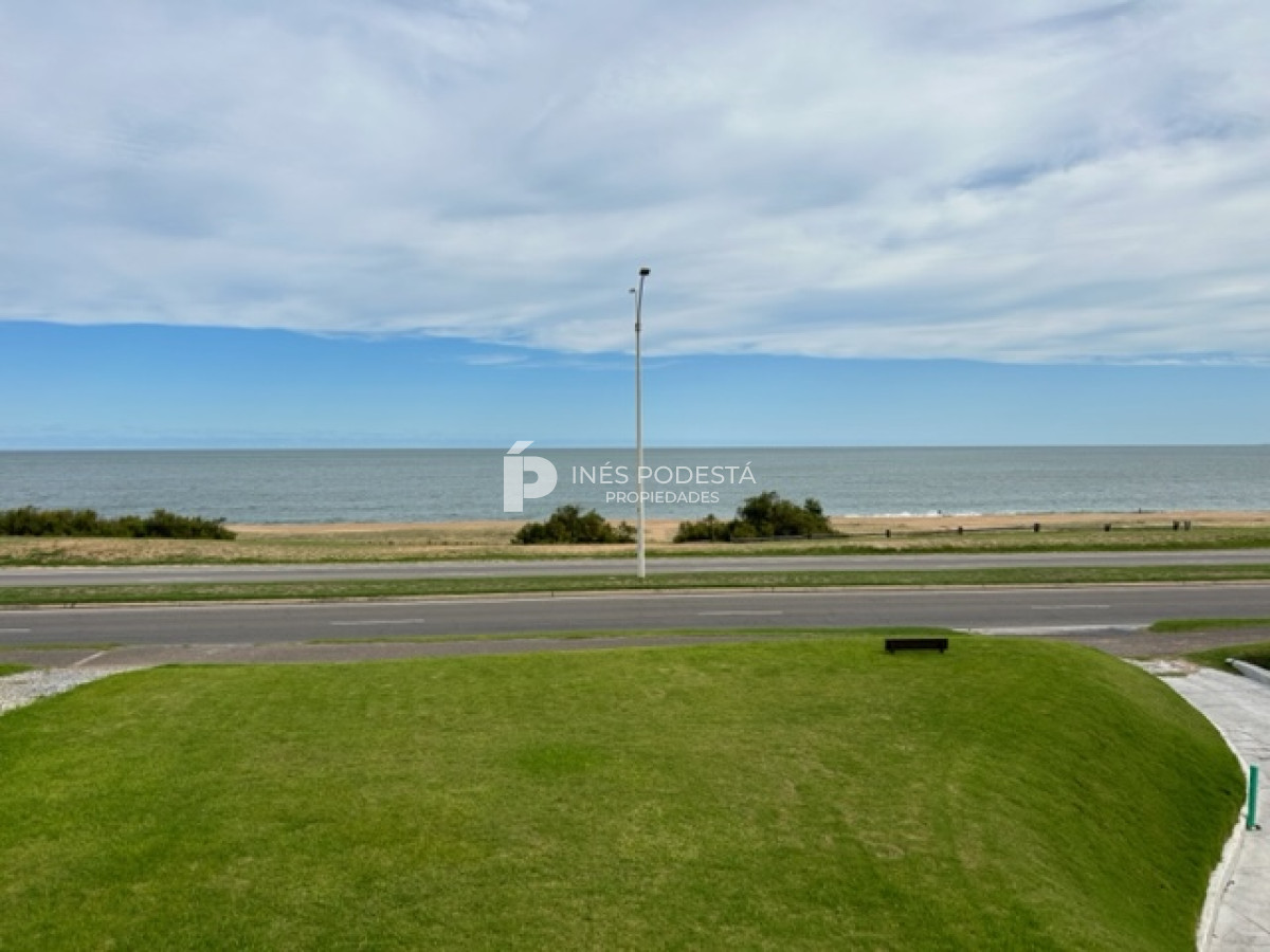 Casa ID.3837 - Pinares frente al mar, muy amplia con 6 suites más 2 dependencias de servicio