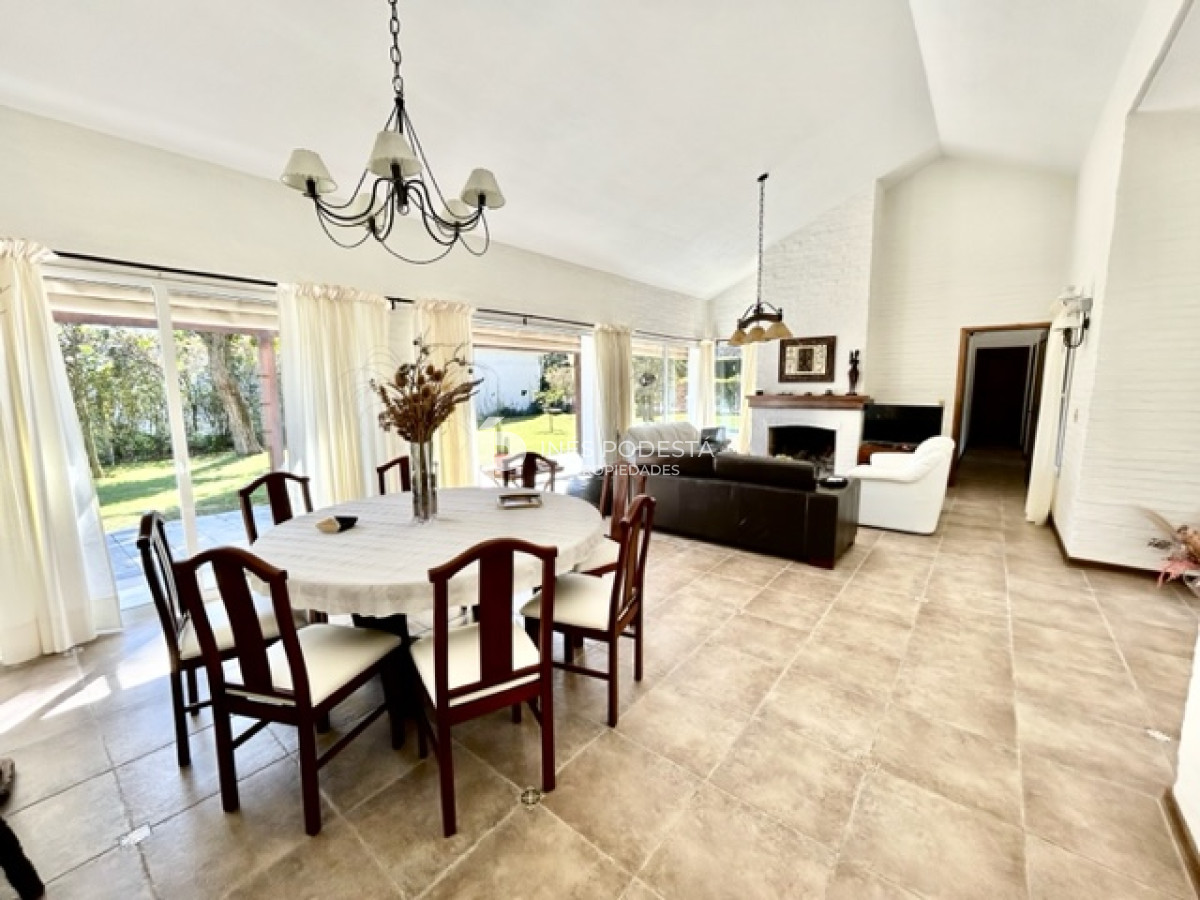 Casa ID.916 - Mansa, excelente ubicación con 4 dormitorios y 3 baños