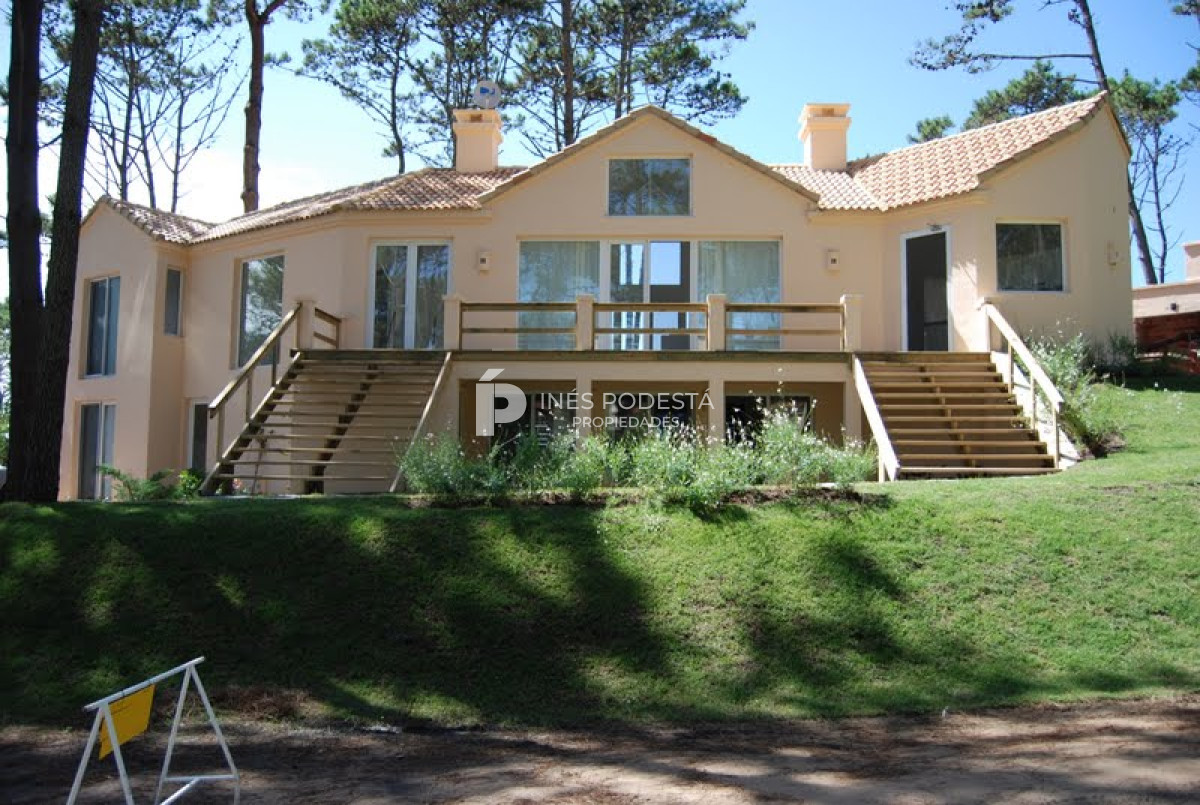 Casa ID.6180 - LAGUNA BLANCA con 5 dormitorios y dependencia de servicio, piscina