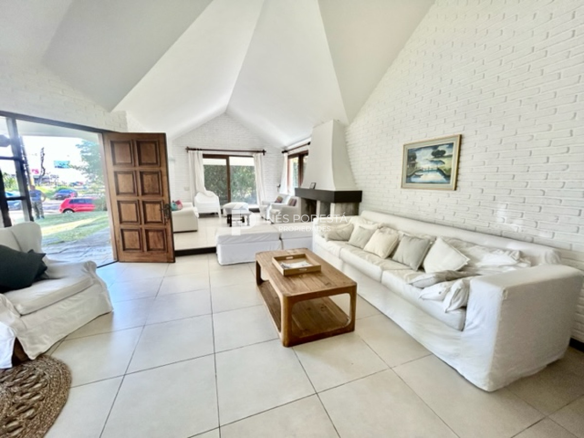 Casa ID.4223 - ALQUILER zona Punta Shopping, 4 dormitorios