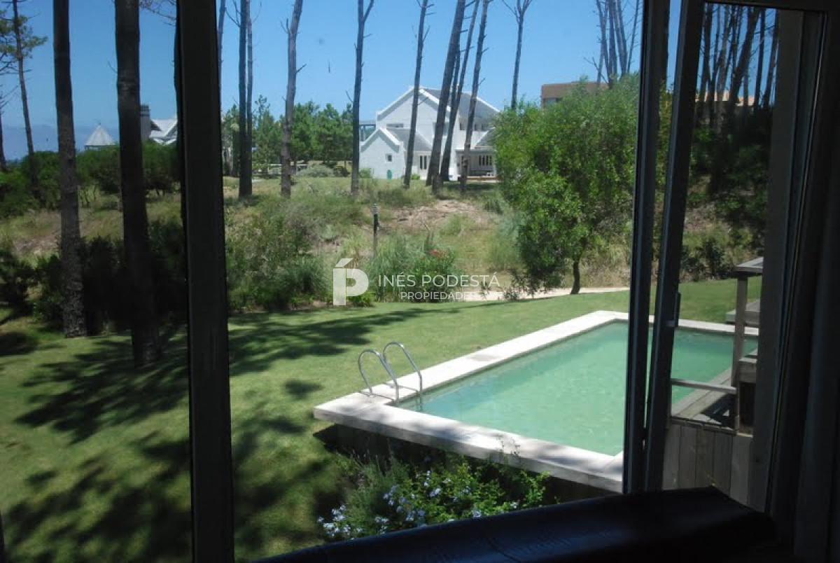 Casa ID.6180 - LAGUNA BLANCA con 5 dormitorios y dependencia de servicio, piscina