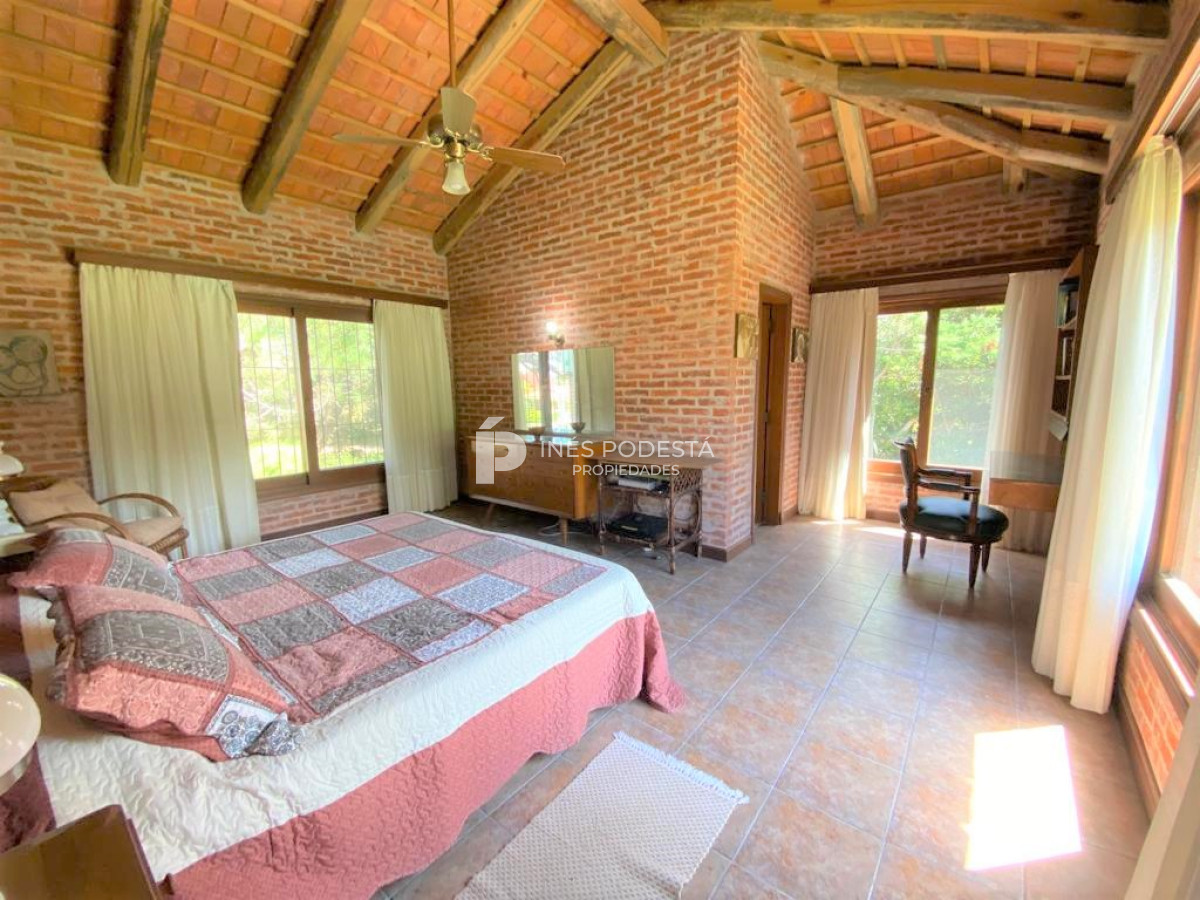 Casa ID.516 - Casa con 4 dormitorios y dep. de servicio con piscina a 100 mts mar