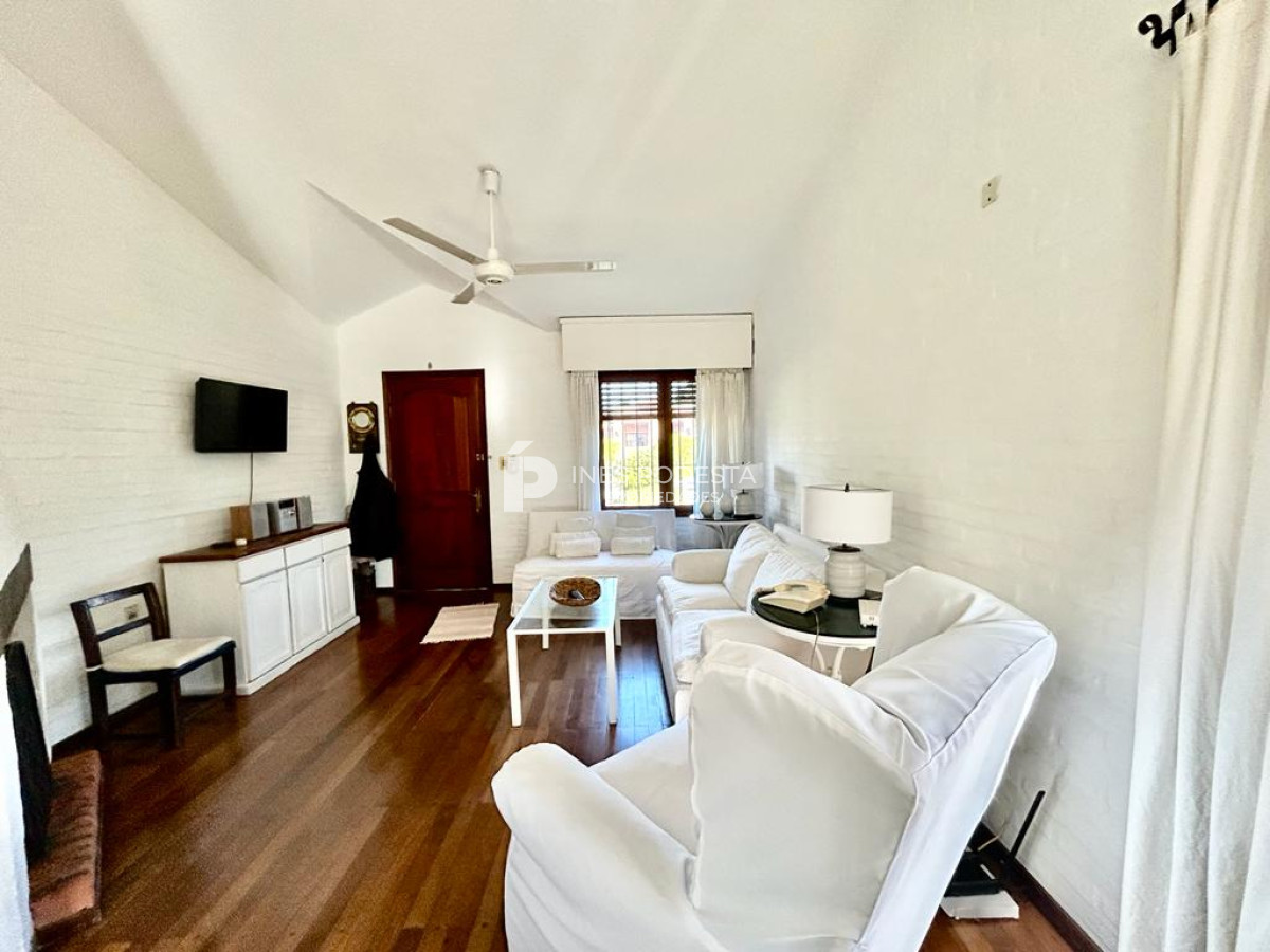 Casa ID.4792 - Alquiler Zona de colegios, 3 dormitorios y 2 baños, jardín cercado