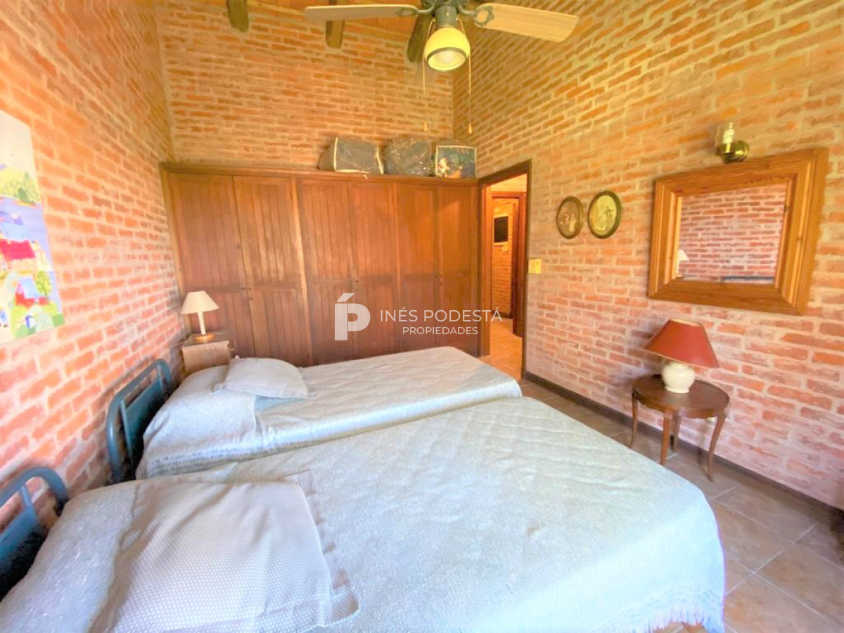Casa ID.516 - Casa con 4 dormitorios y dep. de servicio con piscina a 100 mts mar