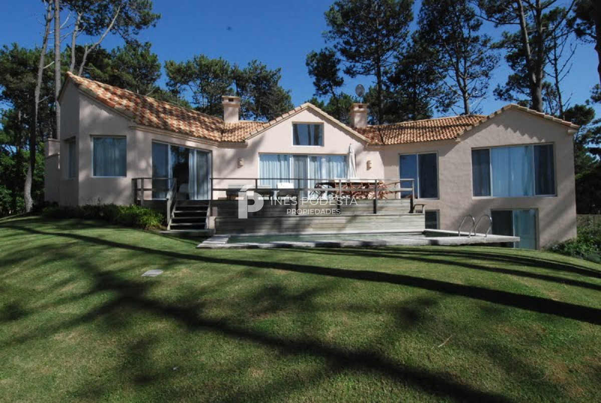 Casa ID.6180 - LAGUNA BLANCA con 5 dormitorios y dependencia de servicio, piscina