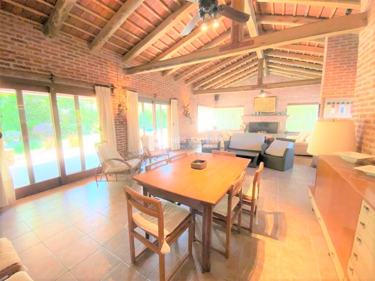 Casa ID.516 - Casa con 4 dormitorios y dep. de servicio con piscina a 100 mts mar