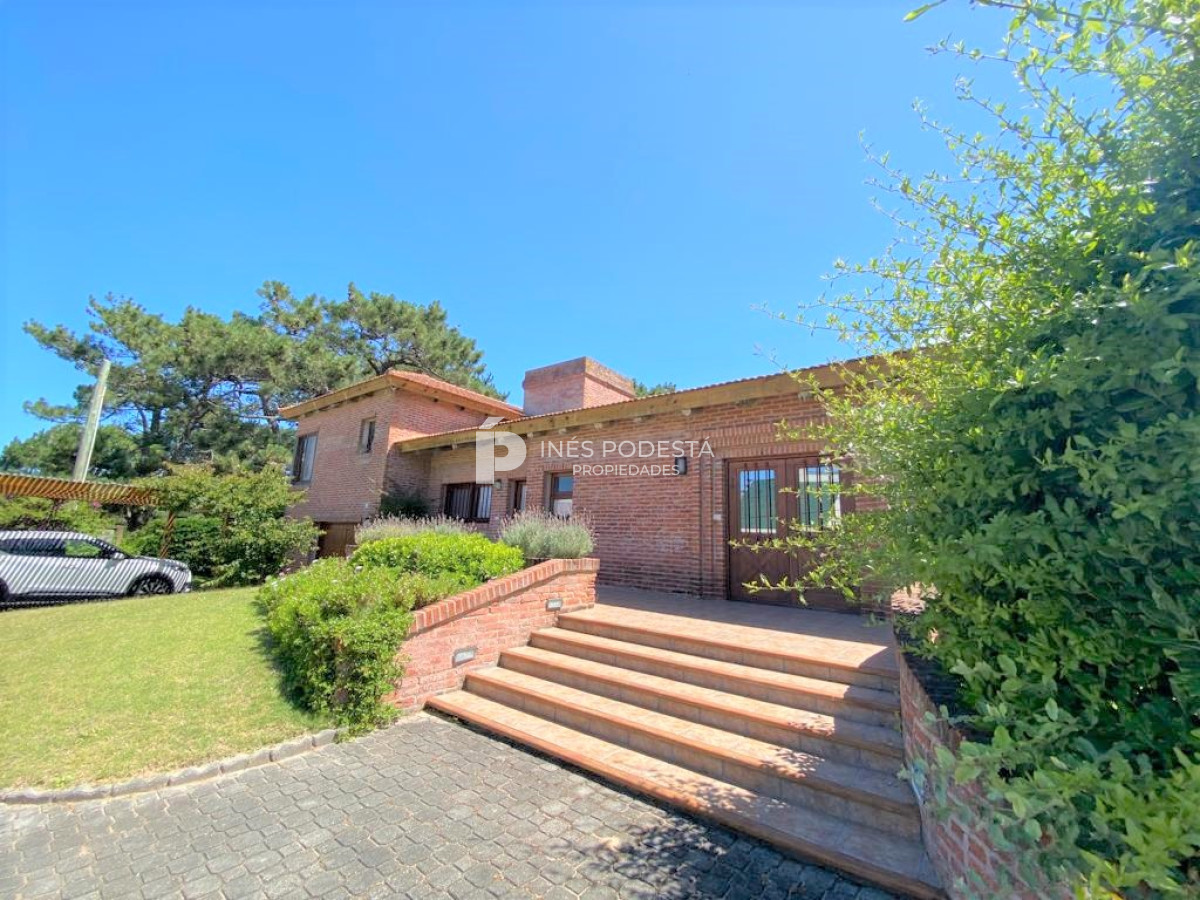 Casa ID.516 - Casa con 4 dormitorios y dep. de servicio con piscina a 100 mts mar