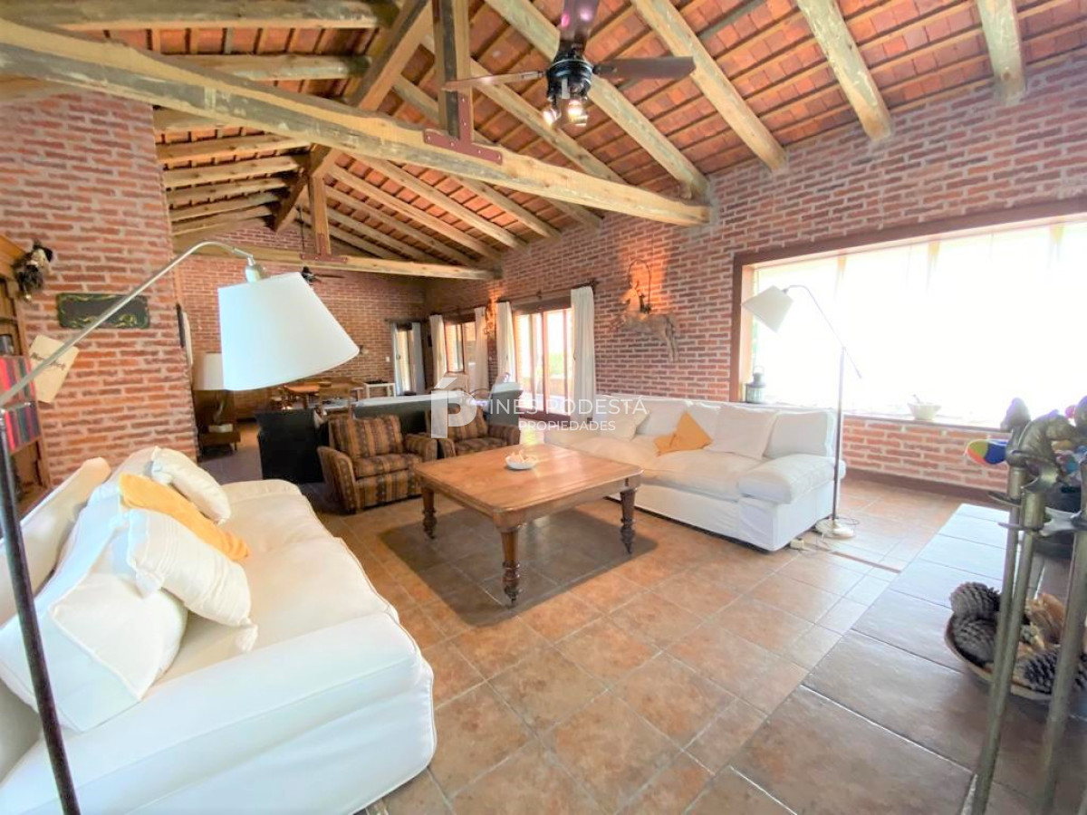 Casa ID.516 - Casa con 4 dormitorios y dep. de servicio con piscina a 100 mts mar