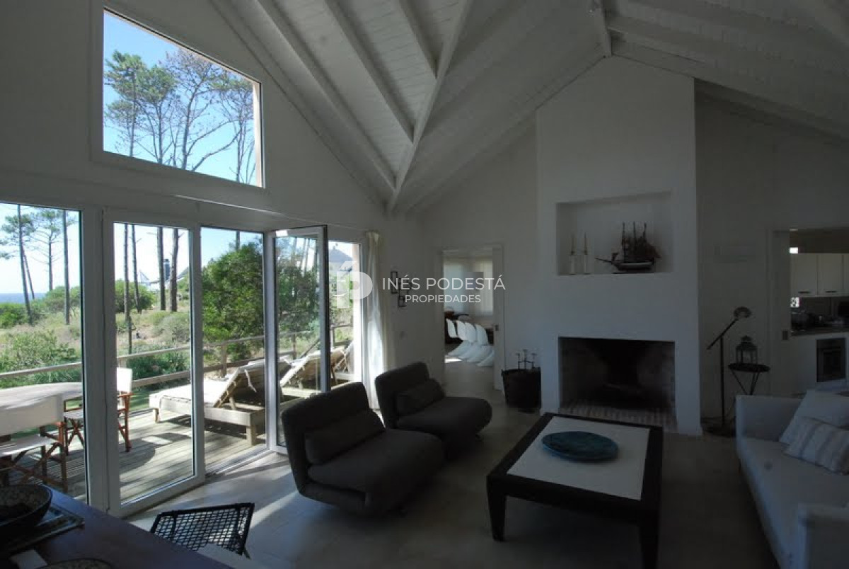 Casa ID.6180 - LAGUNA BLANCA con 5 dormitorios y dependencia de servicio, piscina