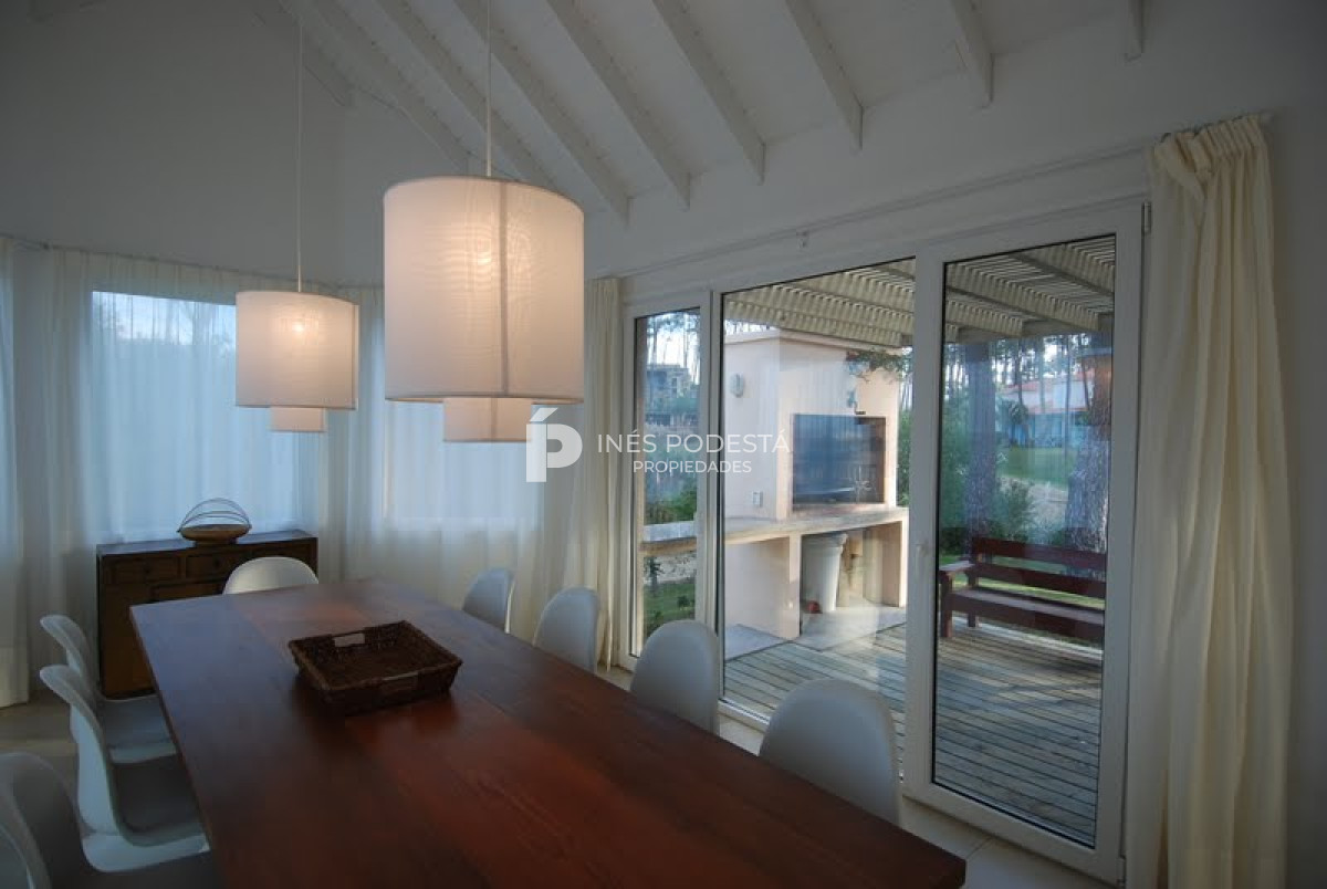 Casa ID.6180 - LAGUNA BLANCA con 5 dormitorios y dependencia de servicio, piscina