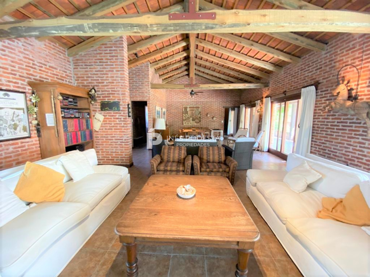Casa ID.516 - Casa con 4 dormitorios y dep. de servicio con piscina a 100 mts mar
