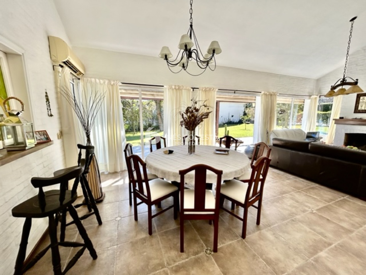 Casa ID.916 - Mansa, excelente ubicación con 4 dormitorios y 3 baños