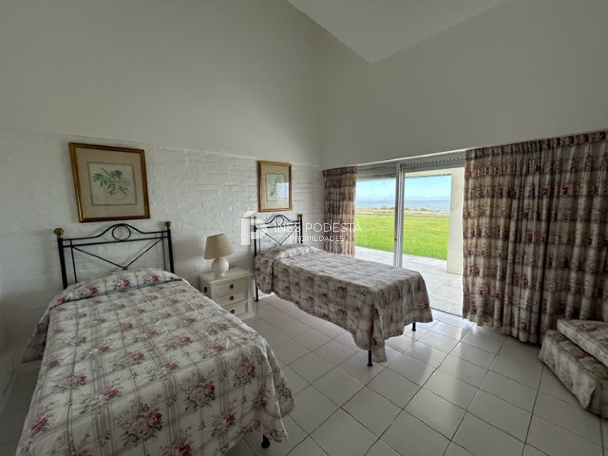 Casa ID.3837 - Pinares frente al mar, muy amplia con 6 suites más 2 dependencias de servicio
