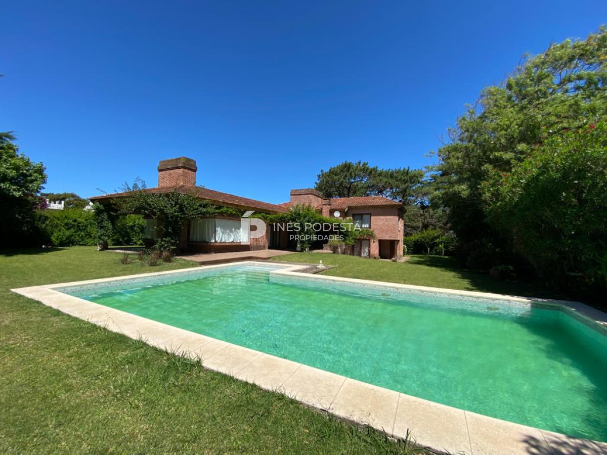 Casa ID.516 - Casa con 4 dormitorios y dep. de servicio con piscina a 100 mts mar