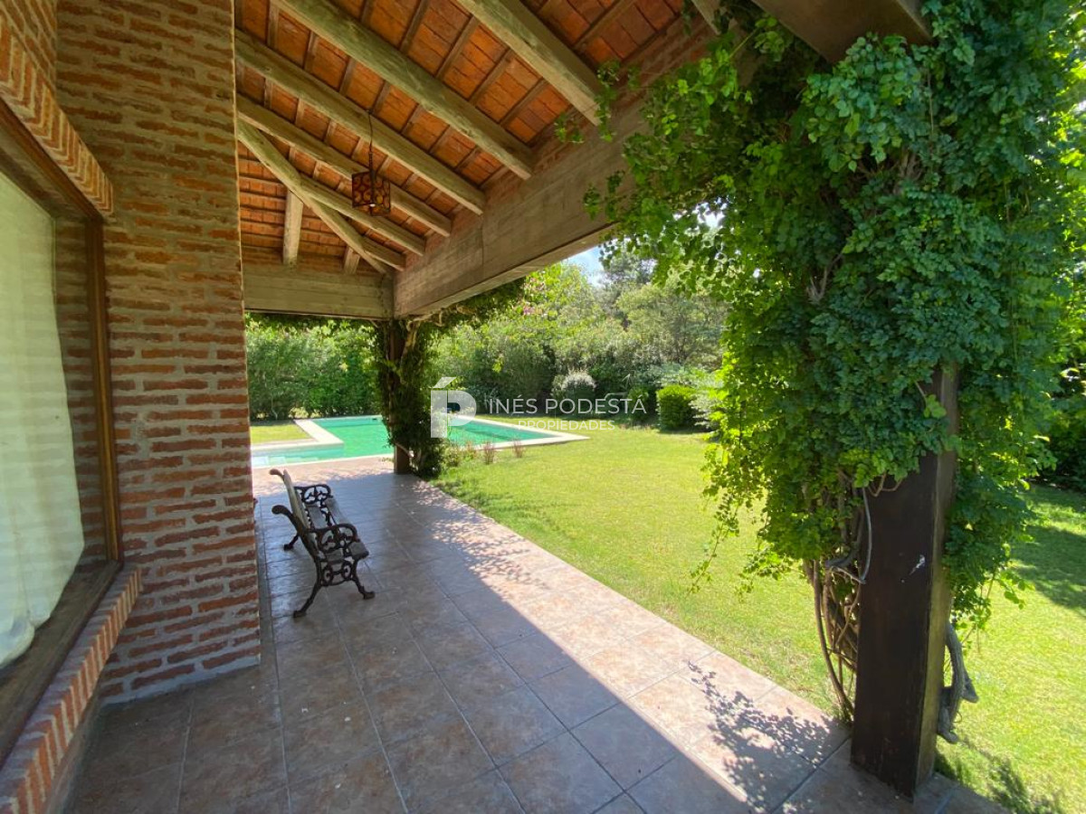Casa ID.516 - Casa con 4 dormitorios y dep. de servicio con piscina a 100 mts mar