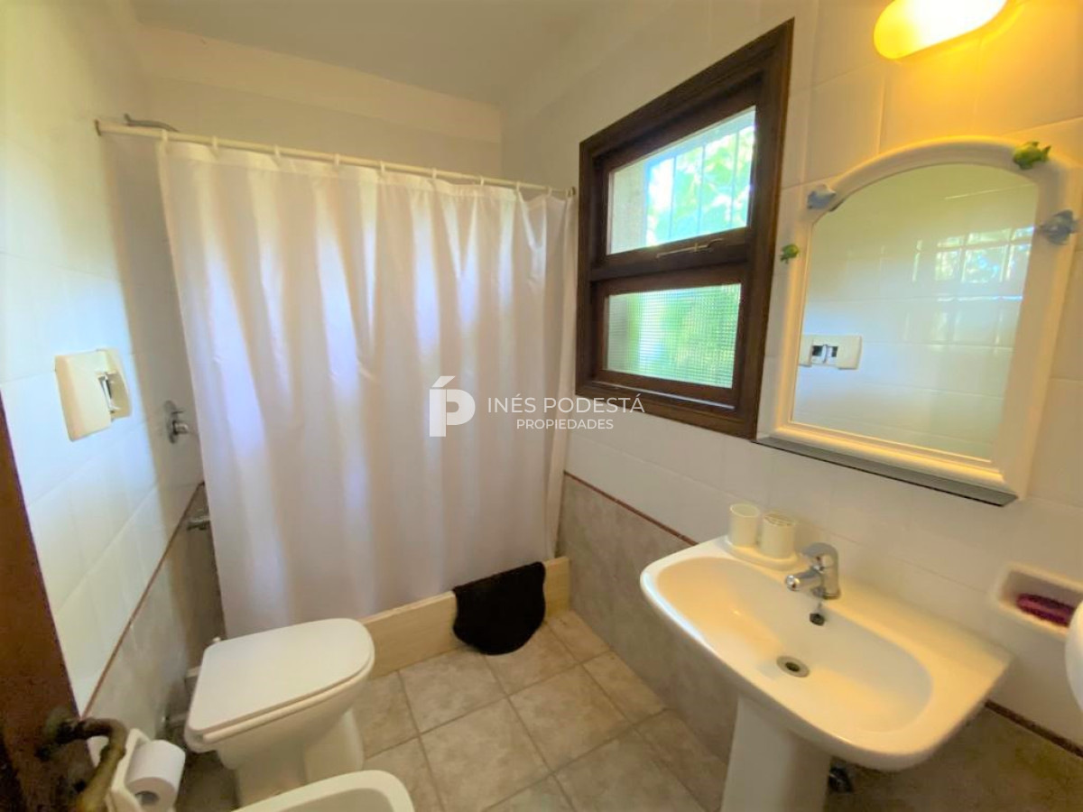 Casa ID.516 - Casa con 4 dormitorios y dep. de servicio con piscina a 100 mts mar