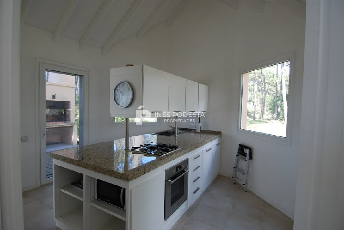 Casa ID.6180 - LAGUNA BLANCA con 5 dormitorios y dependencia de servicio, piscina