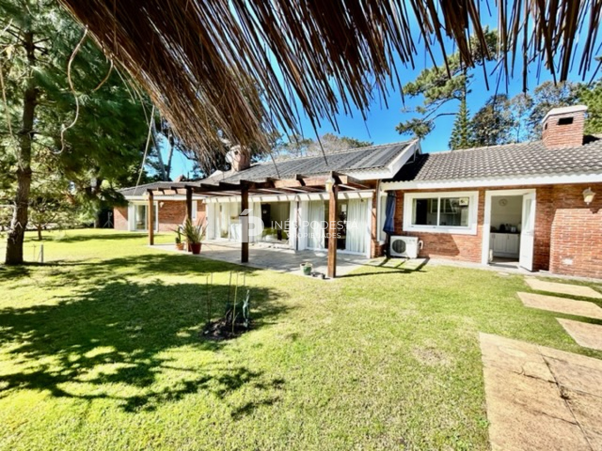 Casa ID.916 - Mansa, excelente ubicación con 4 dormitorios y 3 baños