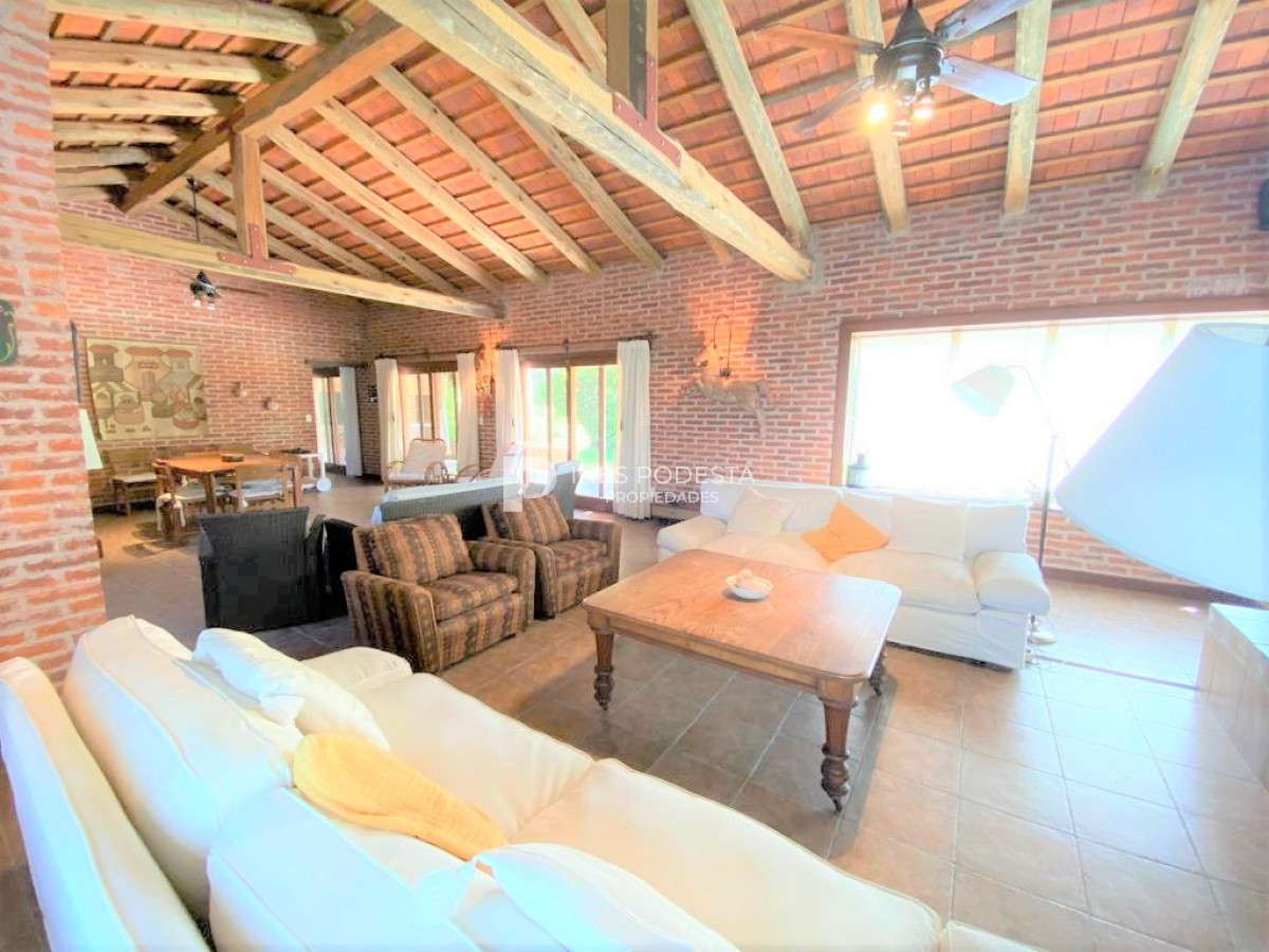 Casa ID.516 - Casa con 4 dormitorios y dep. de servicio con piscina a 100 mts mar