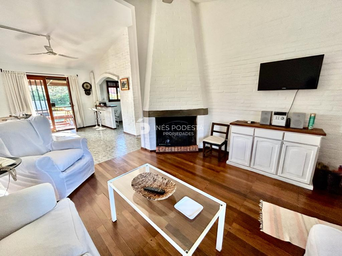 Casa ID.4792 - Alquiler Zona de colegios, 3 dormitorios y 2 baños, jardín cercado