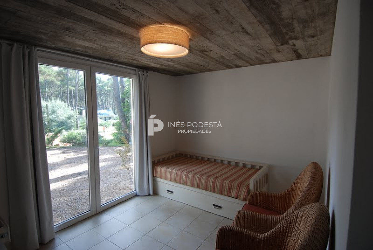 Casa ID.6180 - LAGUNA BLANCA con 5 dormitorios y dependencia de servicio, piscina