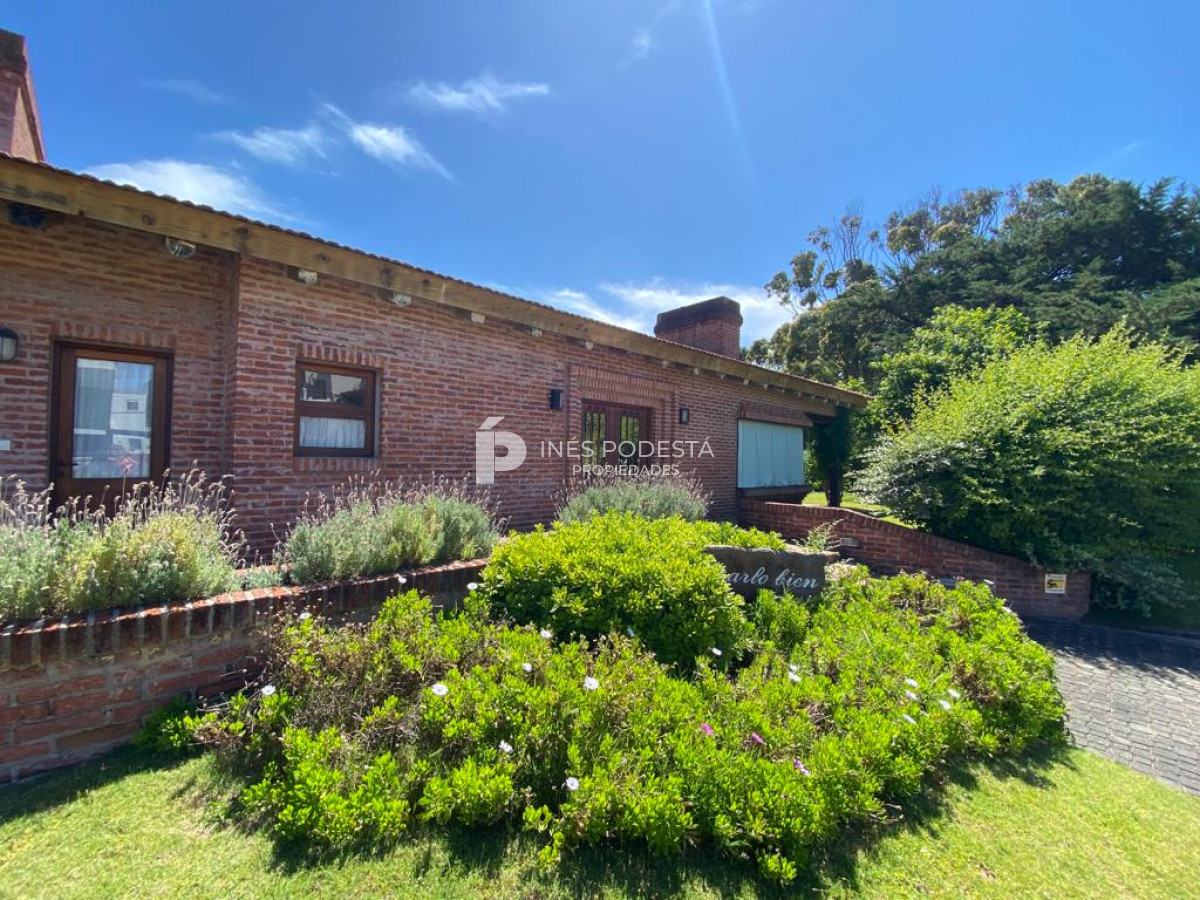 Casa ID.516 - Casa con 4 dormitorios y dep. de servicio con piscina a 100 mts mar