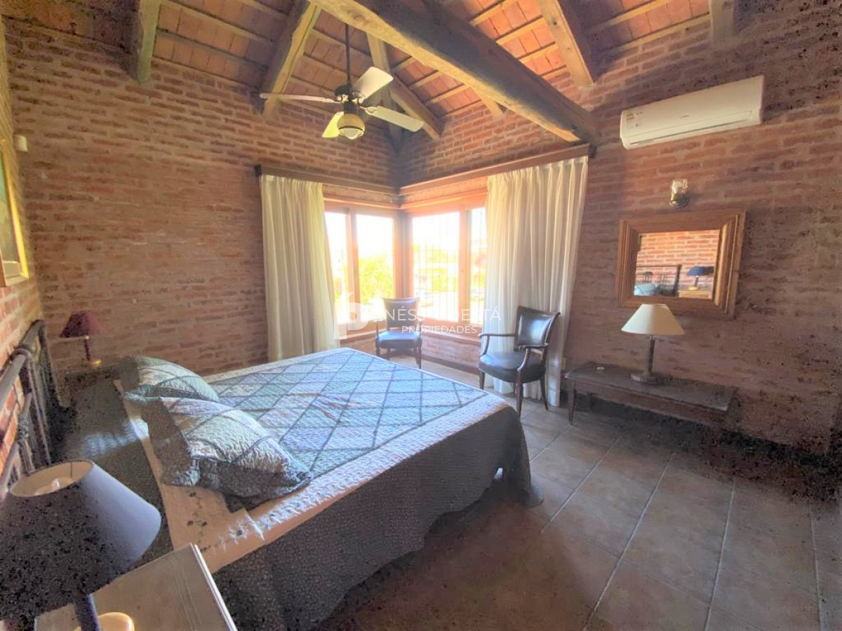 Casa ID.516 - Casa con 4 dormitorios y dep. de servicio con piscina a 100 mts mar