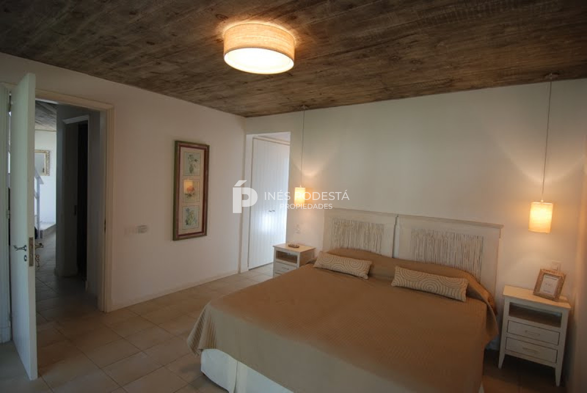 Casa ID.6180 - LAGUNA BLANCA con 5 dormitorios y dependencia de servicio, piscina