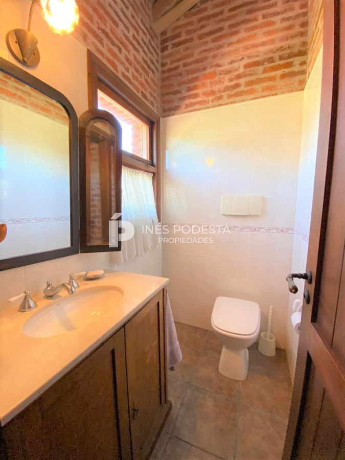Casa ID.516 - Casa con 4 dormitorios y dep. de servicio con piscina a 100 mts mar