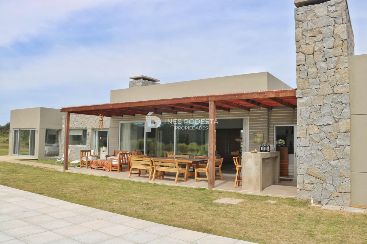 alquiler en pueblo mio con 4 suites y piscina - ipd40204c