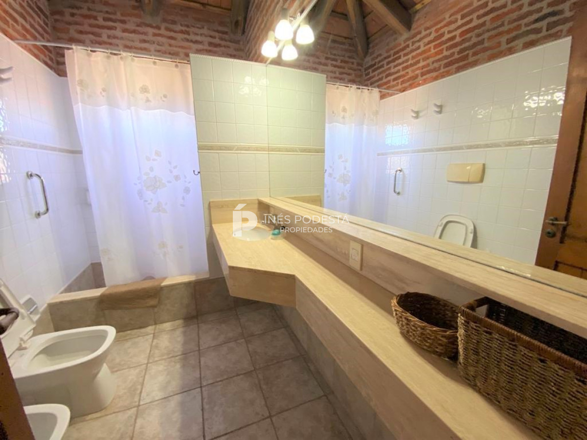 Casa ID.516 - Casa con 4 dormitorios y dep. de servicio con piscina a 100 mts mar