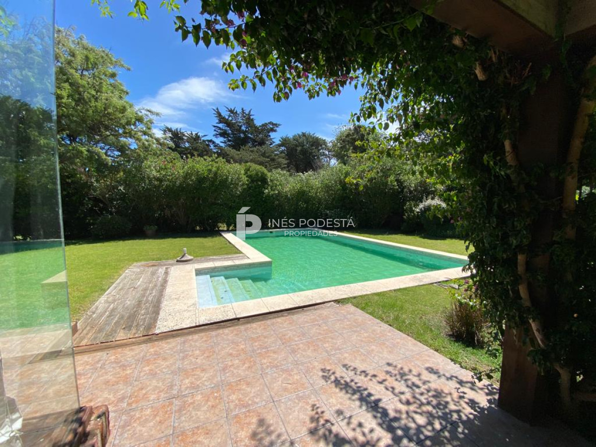 Casa ID.516 - Casa con 4 dormitorios y dep. de servicio con piscina a 100 mts mar