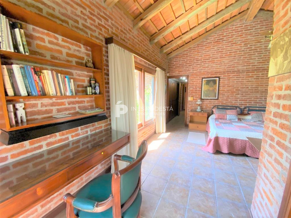 Casa ID.516 - Casa con 4 dormitorios y dep. de servicio con piscina a 100 mts mar