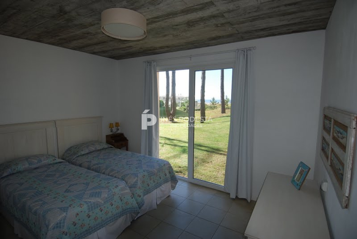 Casa ID.6180 - LAGUNA BLANCA con 5 dormitorios y dependencia de servicio, piscina