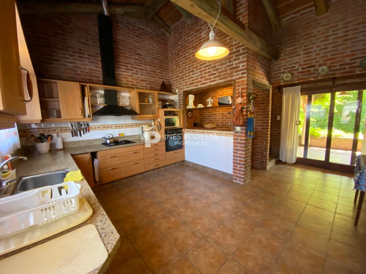 Casa ID.516 - Casa con 4 dormitorios y dep. de servicio con piscina a 100 mts mar