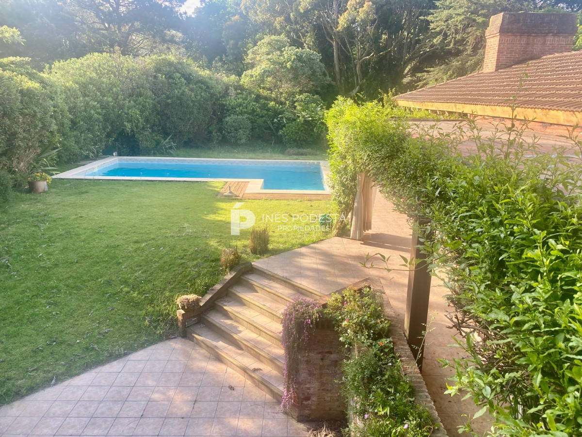 Casa ID.516 - Casa con 4 dormitorios y dep. de servicio con piscina a 100 mts mar