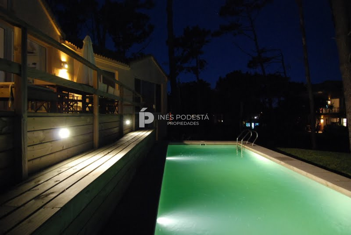 Casa ID.6180 - LAGUNA BLANCA con 5 dormitorios y dependencia de servicio, piscina