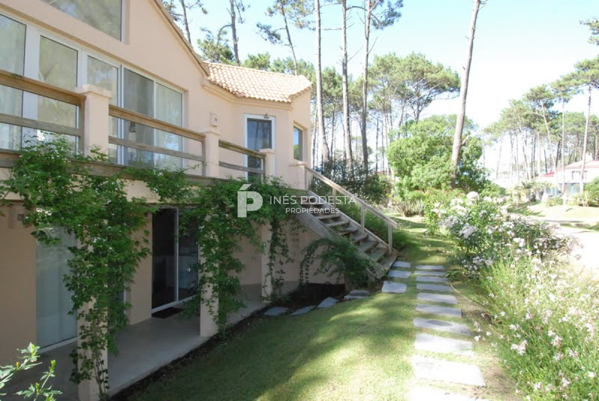 Casa ID.6180 - LAGUNA BLANCA con 5 dormitorios y dependencia de servicio, piscina