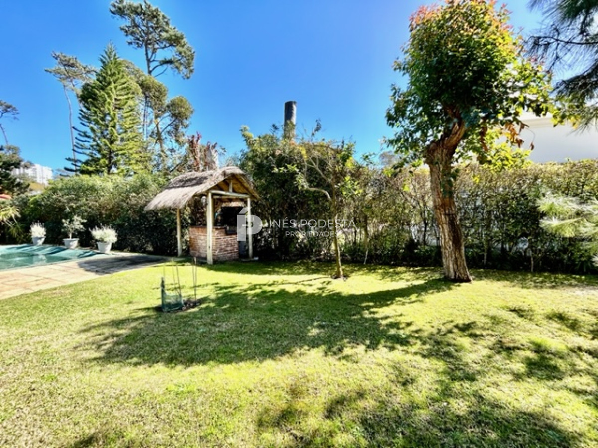 Casa ID.916 - Mansa, excelente ubicación con 4 dormitorios y 3 baños